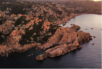 Costa rocce rosse vista aerea